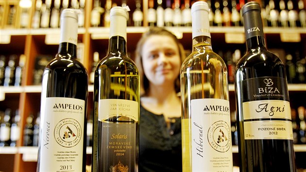 Nově vyšlechtěná vína se pomalu dostávají do prodeje, potvrzuje třeba Eliška Leisserová z Moravské vinotéky v Brně. Hitem je v poslední době hlavně Hibernal, který zachutná příznivcům sladších vín.