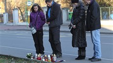 K pietnímu místu na Slezské ulici v Bohumín� p�icházeli dal�í a dal�í lidé, aby...