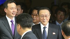Tajemník severokorejské Strany práce Kim Jang-kon (uprosted) na snímku z íjna...