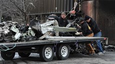 Dělníci odvážejí trosky jednomotorového letounu, který na Aljašce narazil do...