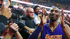 Kobe Bryant slaví s fanouky LA Lakers výhru nad Bostonem.