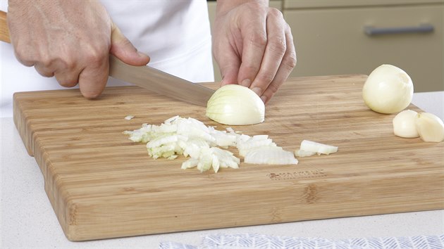 Jednu cibuli a strou�ky �esneku oloupeme, nakr�j�me najemno.