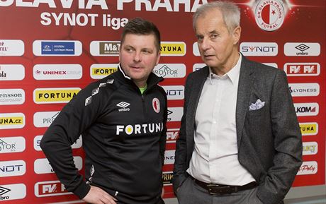 Slávistický trenér Duan Uhrin mladí (vlevo) a jeden z majitel klubu Jií...