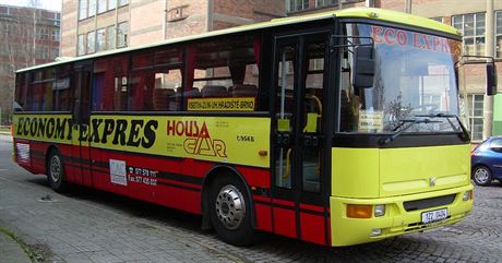 Autobus firmy Housacar.