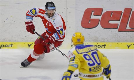 Olomoucký kapitán Martin Vyrbalík (vlevo) a napadající zlínský útoník Tomá...