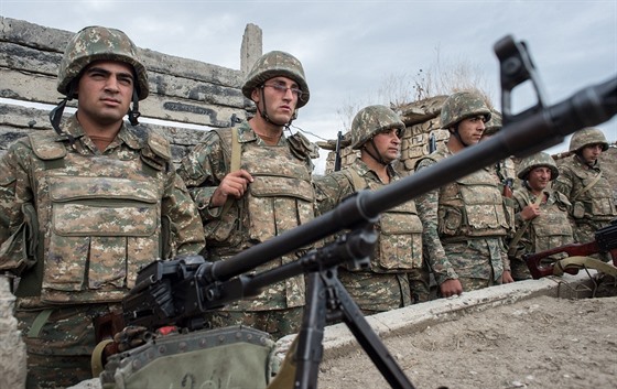 Vojáci Náhorního Karabachu nedaleko frontové linie. (8. října 2015)