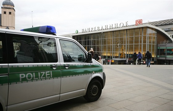 Policejní dodávka ped hlavním nádraím v Kolín nad Rýnem (7. ledna 2016)