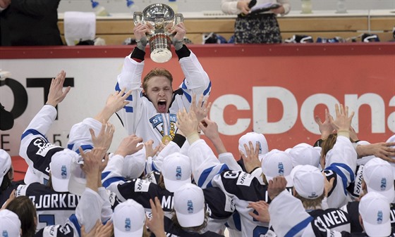 Finský kapitán Mikko Rantanen zvedá trofej pro mistry svta do 20 let.