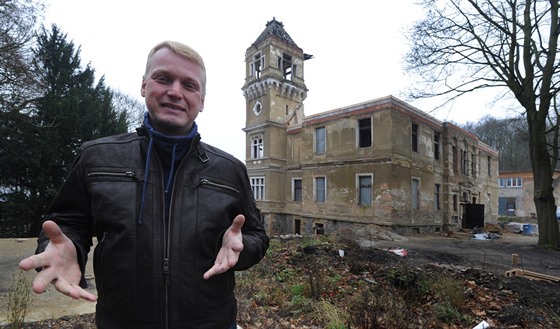 Podnikatel Martin Hausenblas ruinu zámečku a její okolí čtyři roky čistil od...