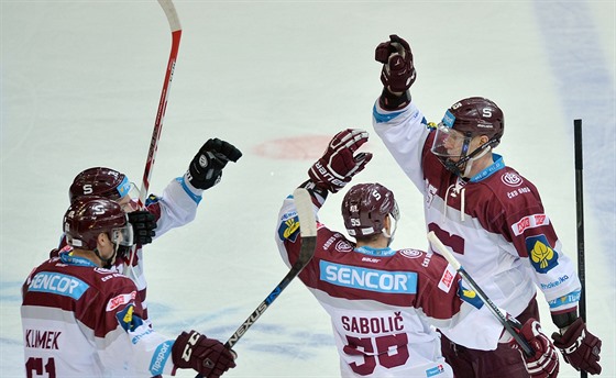 Hokejisté Sparty se radují z gólu v utkání proti Liberci.