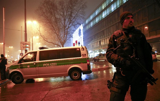 Policie v Mnichov hlídkuje kvli hrozb teroristického útoku (1. ledna 2016).