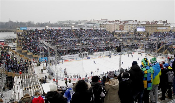 Zápasy pod oteveným nebem lákají fanouky, o em se pesvdili nedávno v Brn. Svitavy i amberk vak chtjí své stadiony zasteit.