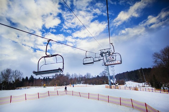 Sedaková lanovka ve Skiareálu Monínec.