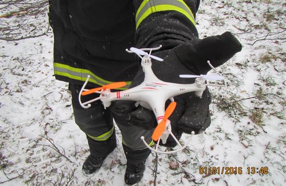 Hasii objevili v korun pokáceného stromu dálkov ízený dron. (1. 1. 2016)