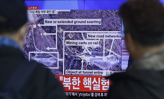 Obyvatelé Pchjongjangu sledují zprávy o jaderném testu (6. ledna 2015).