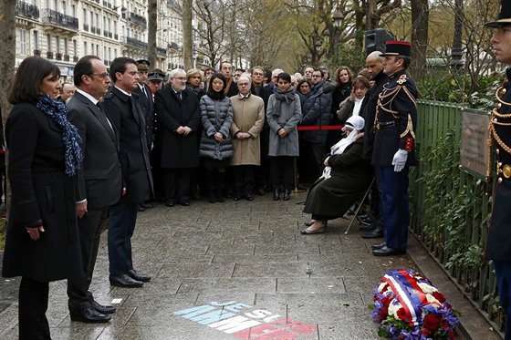 Francouzský prezident François Hollande, premiér Manuel Valls a starostka...
