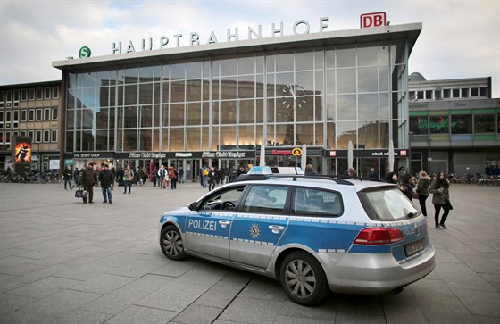 Policie před kolínským hlavním nádražím posílila hlídky. (5. ledna 2016)