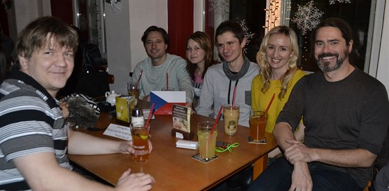 Lidé z celého světa se v pražském baru navzájem učí cizí jazyky.