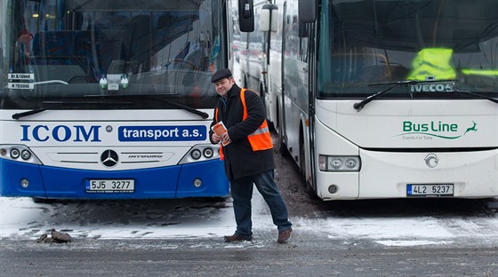 Řidiči autobusů vítali ráno cestující v Královéhradeckém kraji ve žlutých či...