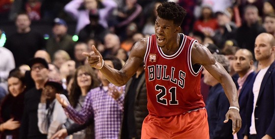 Jimmy Butler z Chicaga se raduje z úspného tíbodového pokusu v duelu s...