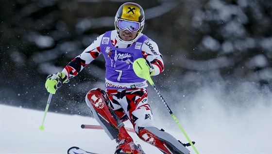 Rakouský lya Marcel Hirscher na trati slalomu v Santa Caterin.