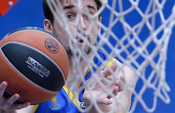 Alexej ved z týmu Chimki Moskva míí s míem do koe v utkání basketbalové...