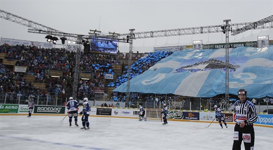 Fanouci Komety roztáhli na tribunách stadionu za Luánkami obí vlajku.