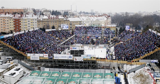 Provizorní tribuny za Luánkami zaplnily tisíce divák.