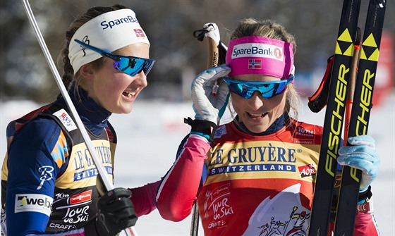 Ingvild Flugstad Östbergová (vlevo) ve tetí etap Tour de Ski vyhrála, Therese...