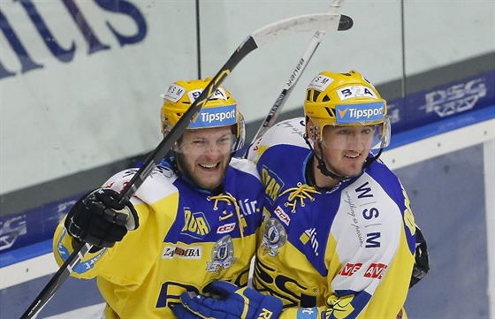 Zlnt hokejist Jan Maruna (vlevo) a Ji Ondrek se raduj z glu.