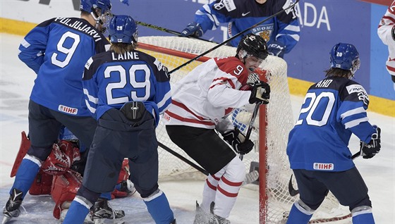 Kanadský hokejista Dylan Strome (v ervenobílém) skóruje do finské sít.