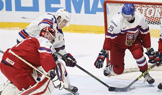 Americký hokejista Christian Dvorak (druhý zleva) skóruje do oputné branky,...