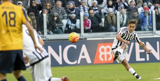 Paulo Dybala z Juventusu Turín skóruje do sít Hellasu Verona.
