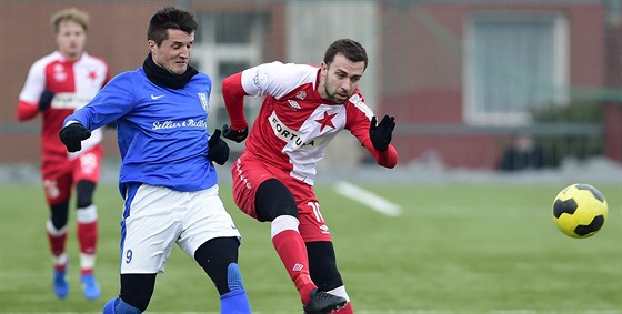 Josef Hubauer ze Slavie (vpravo) a Ondej Prcha z Vlaimi bojují o balón.