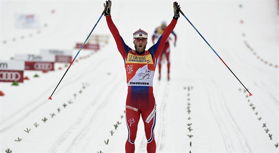 Martin Johnsrud Sundby v cíli klasické patnáctky ve Val di Fiemme