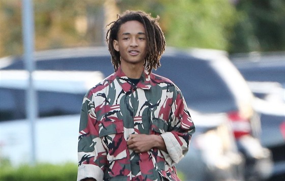 Jaden Smith ainda é assunto com seu top e echarpe femininos e futuristas, Moda