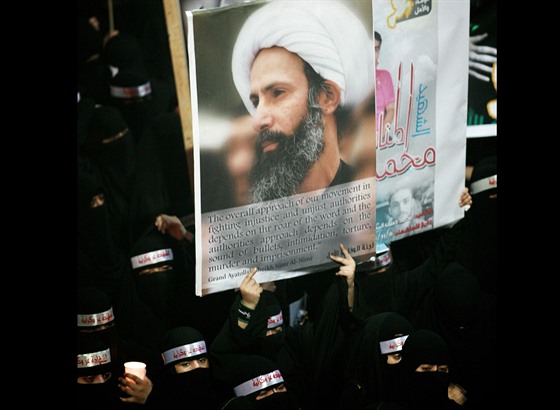 íitský duchovní Nimr Bákir al-Nimr, na transparentu bhem protivládních...