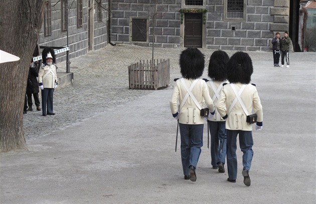 Muži v bílo-modrých uniformách a s „medvědicí“ na hlavě. Přečkali Hitlera, komunisty už ne