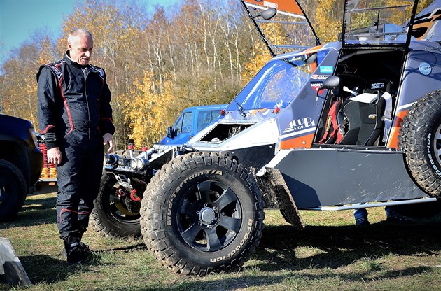 Trénink na Dakar. Josef Machá�ek p�i testování své buginy v Milovicích. Rallye...