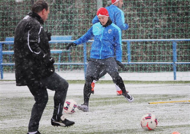 Fotbalisté Plzn� si na prvním tréninku v roce 2016 zakopali na sn�hovém...