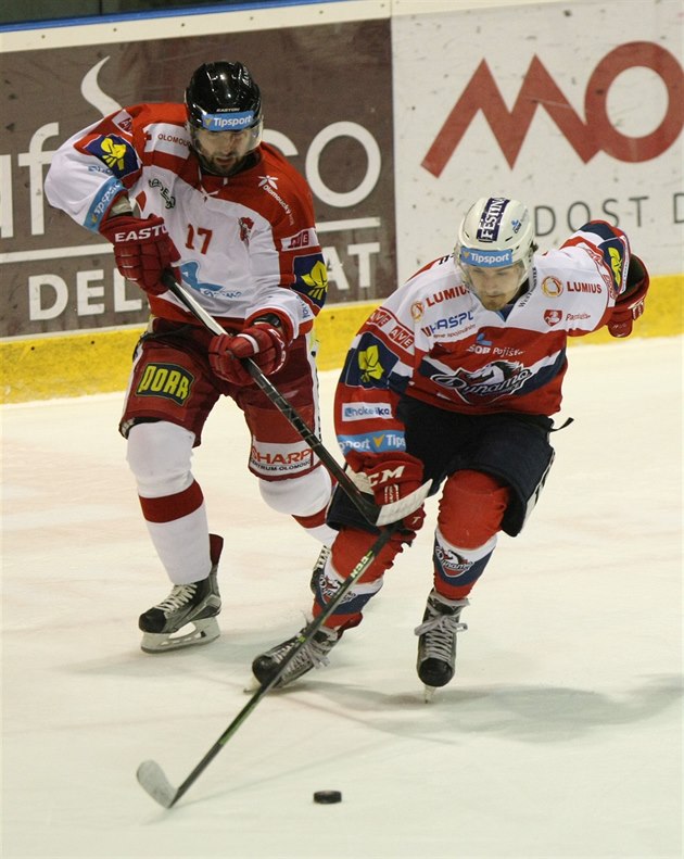Olomoucký David Buc (vlevo) bojuje o puk v duelu s Pardubicemi.
