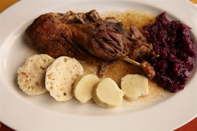 �eská klasika. Kachna se zelím, houskovým a bramborovým knedlíkem