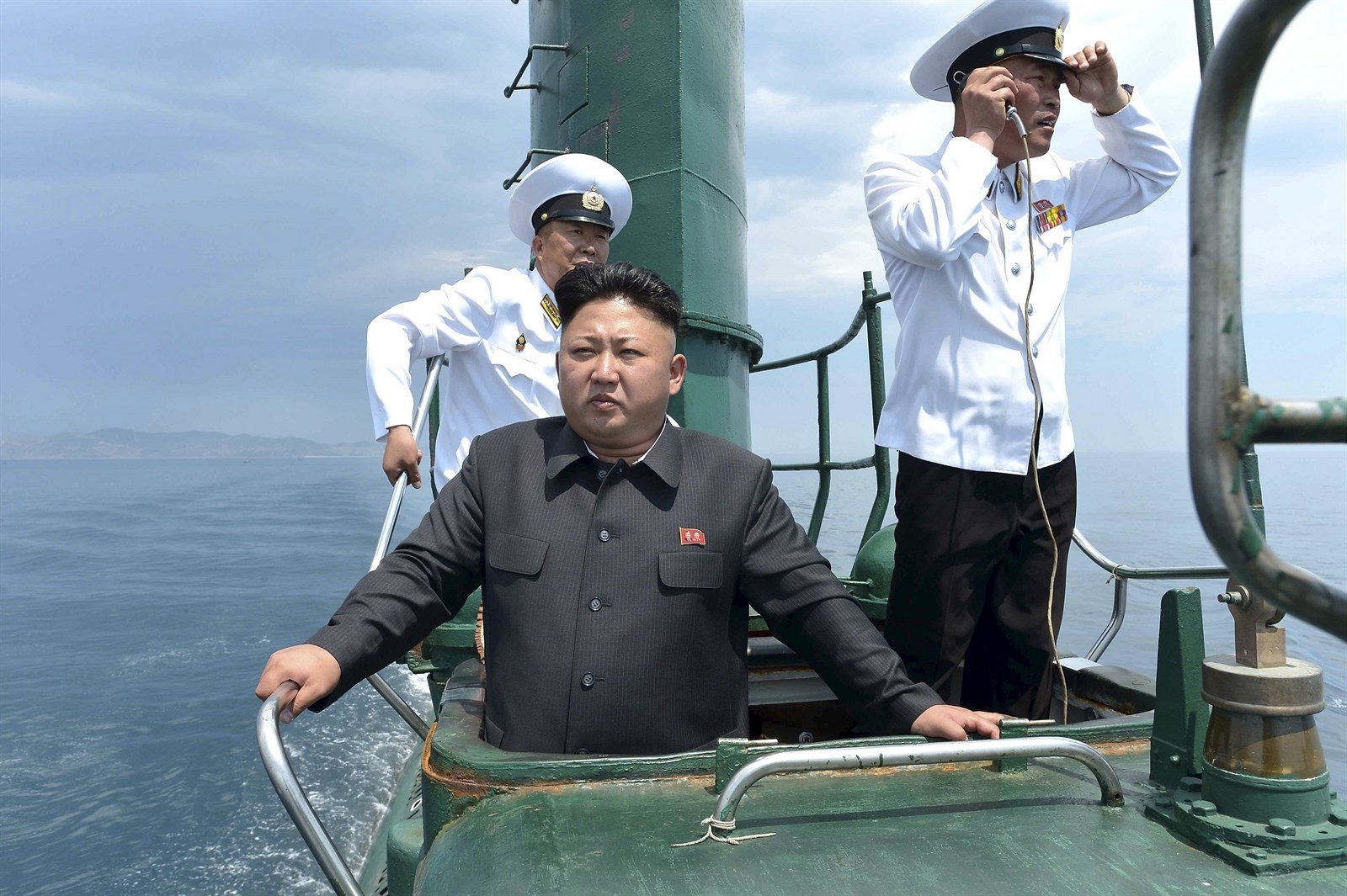 V�dce KLDR Kim �ong-un na severokorejské ponorce b�hem své inspekce námo�ní...