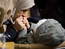 Matka zahívá své dít ve stanu u centrálního registraního úadu pro uprchlíky...
