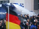 Policejní zásah proti stoupencm hnutí Pegida v Kolín nad Rýnem (9. ledna 2015)
