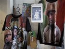 Trika s obrázkem Joaquína El Chapo Guzmána visí na zdi u léitele v mexické...