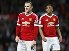Bezradný Wayne Rooney a jeho kolega z ofenzivy Manchesteru United Anthony...