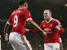 Wayne Rooney slaví s Anthonym Martial druhý gól Manchesteru United do sít...