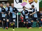 Fotbalisté Wycombe z tvrté ligy oslavují gól do sít Aston Villy. Z pokutového...