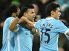 Ofenzivní fotbalisté Manchesteru City se radují z úvodní branky v zápase FA...